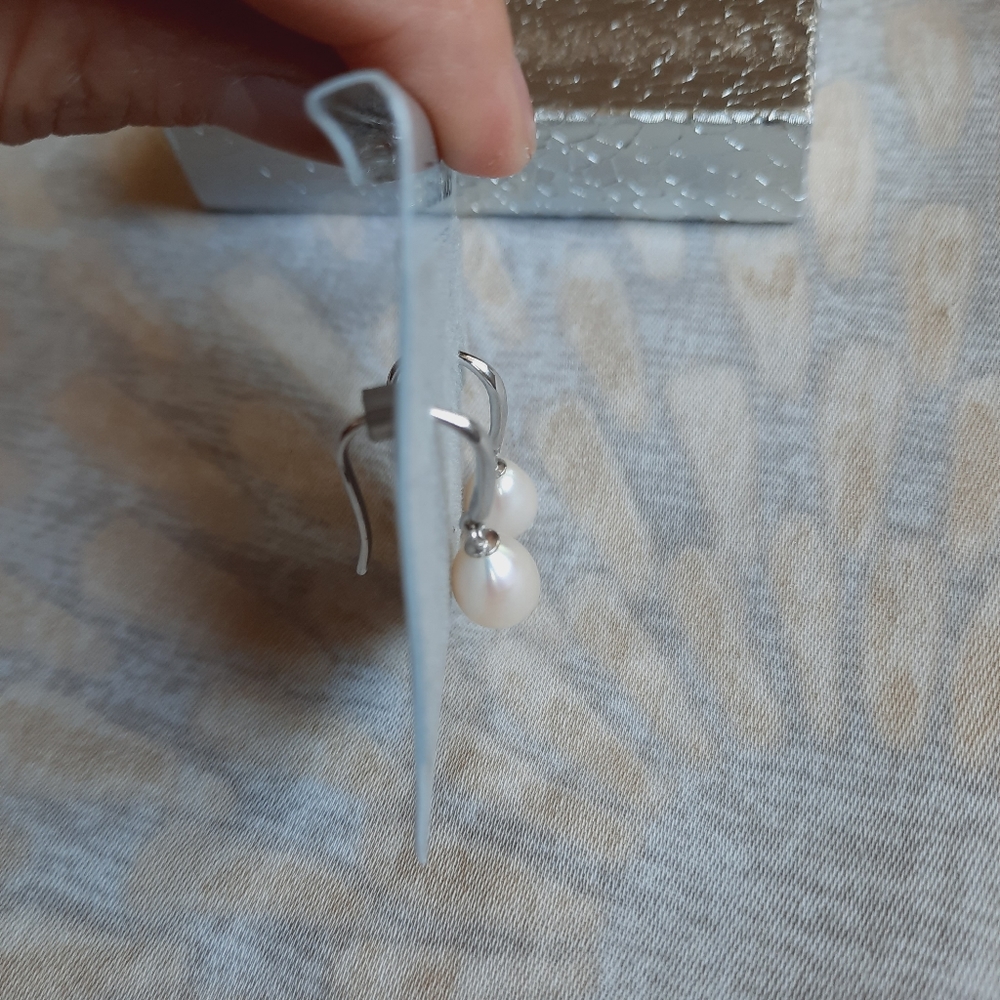Sterling silver pearl earrings. - Picture 4 of 7